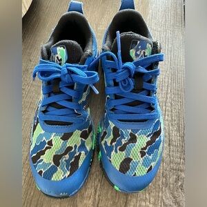 Under armour youth tennis shoes size 4Y